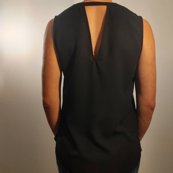 Ro & De Black V-Neck Sleeveless Top - Picture 5 of 7